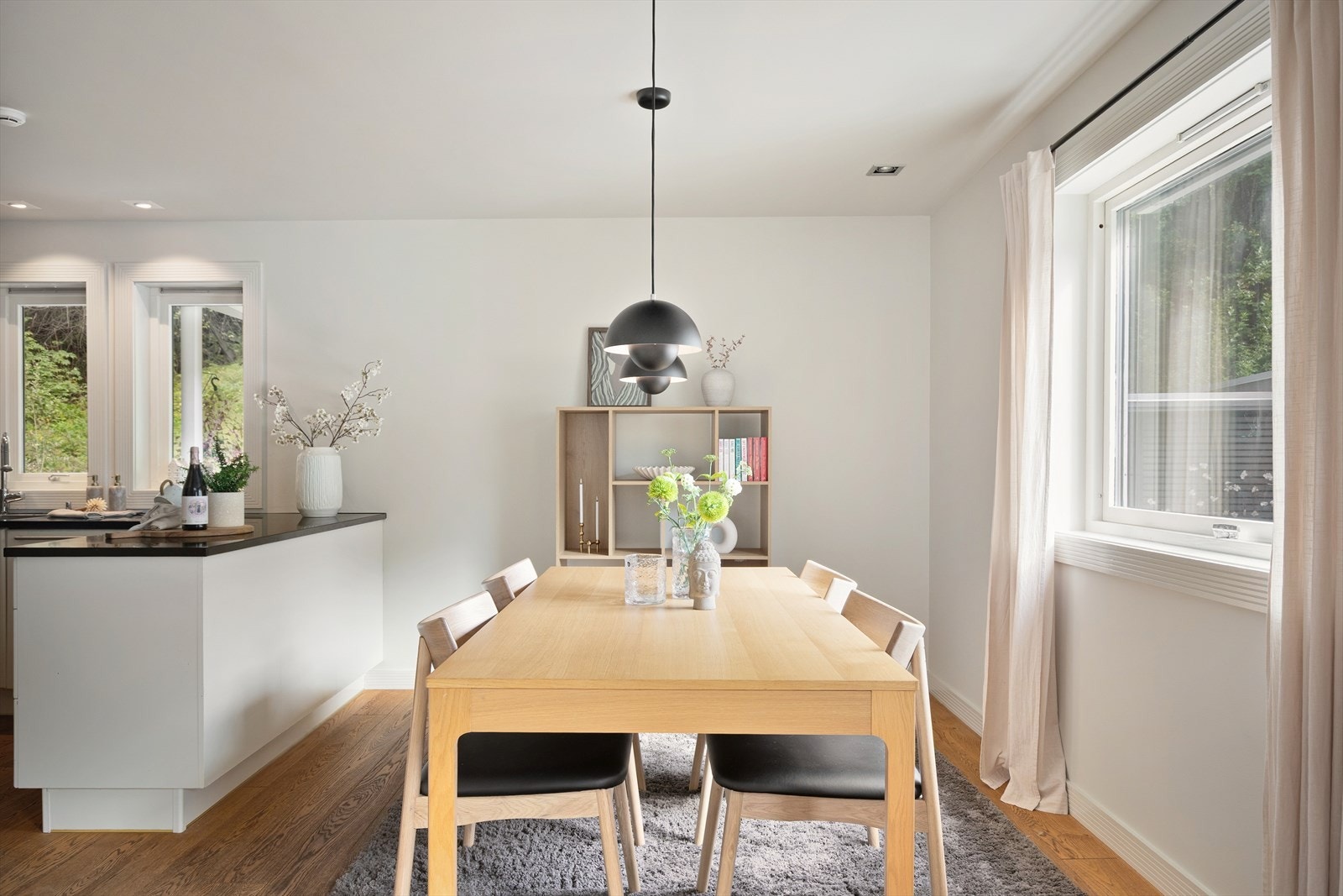 Rommet gir plass til eit romsleg spisebord med plass til familie og gjester. Galleribilde