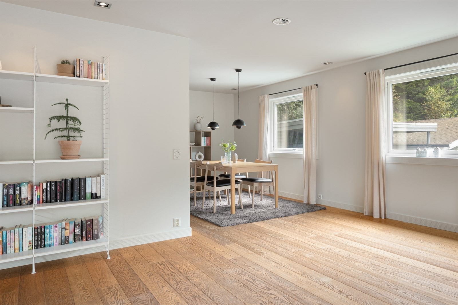 Adskilt spisestove ligg i delvis opa løysing med kjøkken. Her kan ein kommunisere med gjester samtidig som ein tilber maten. Galleribilde