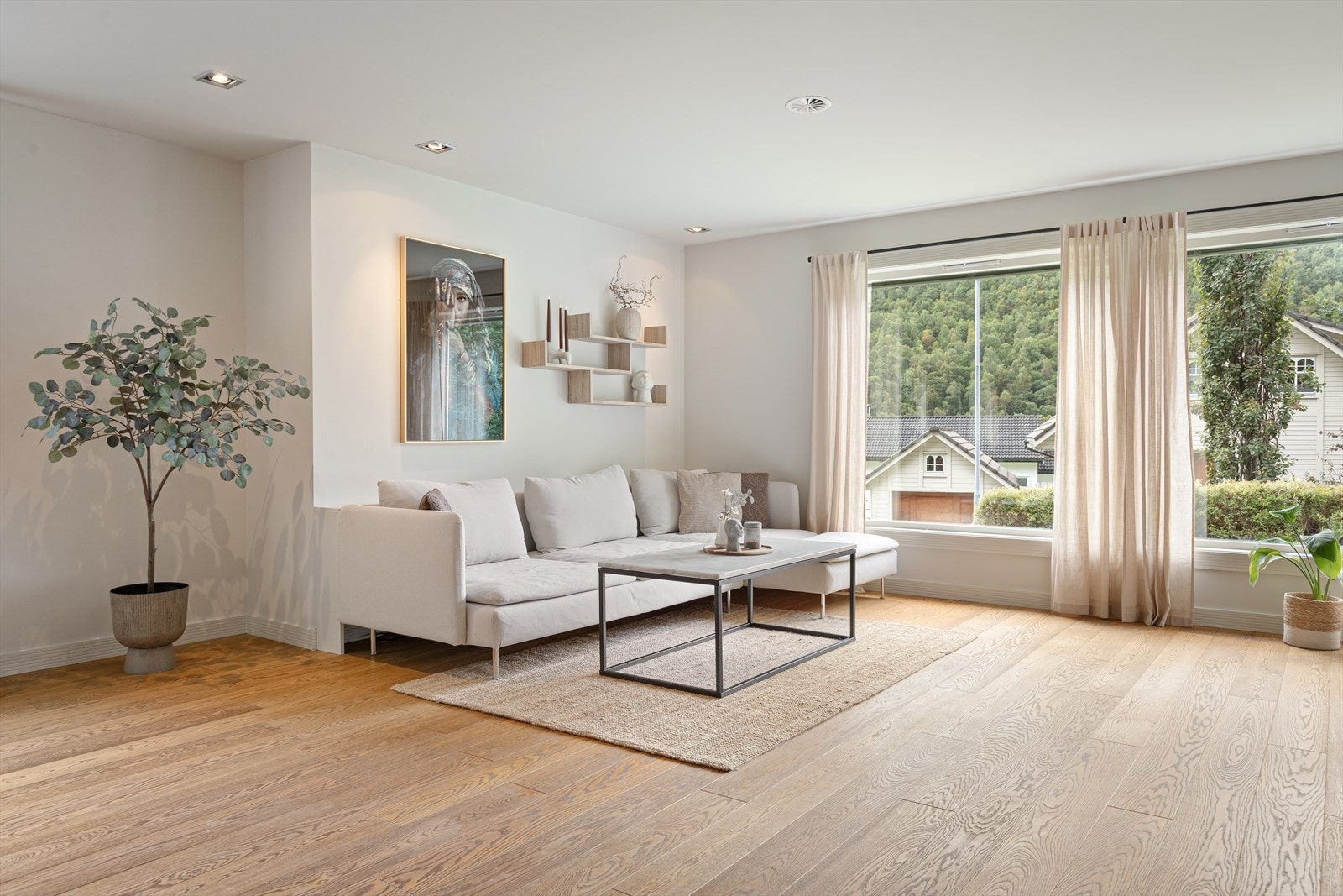 Downlights og det opplyste X-Comfort-systemet er ein del av dei gjennomtenkte elektriske løysingane som vart etablert i samband med oppgraderinga av bustaden. Galleribilde