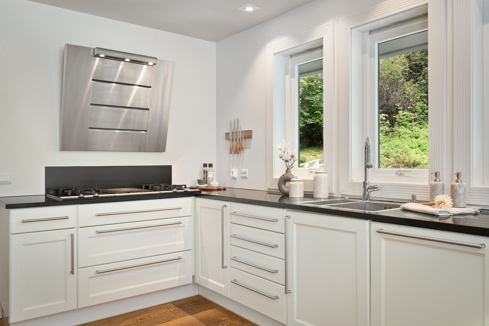 Kjøkkeninnreiinga er frå Norform og har mykje skap- og benkeplass, med benkeplate i stein/Silestone og nedfelt vask. Galleribilde