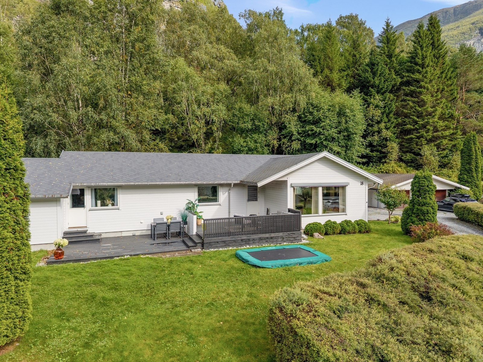 Prestteigvegen 18 er eit gilmrande utgangspunkt for rekreasjon og fritid. Frå eigedomen er det kort veg til turmoglegheiter i Utladalen. I Utladalen finn ein fantastiske rekreasjonsmoglegheiter, spesielt sommarstid. Galleribilde