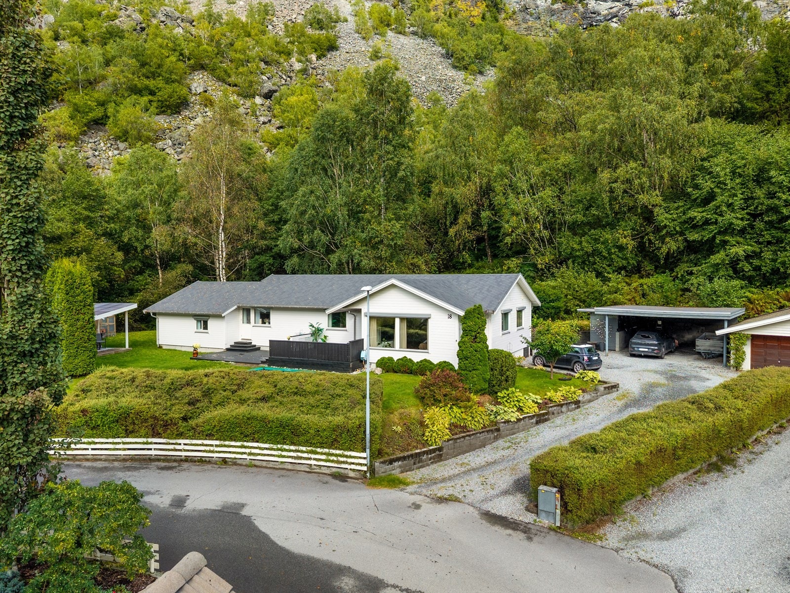 Her er det lagt til rette for ein enkel og komfortabel kvardag, med gode opphaldsrom og god plass til heile familien. Galleribilde