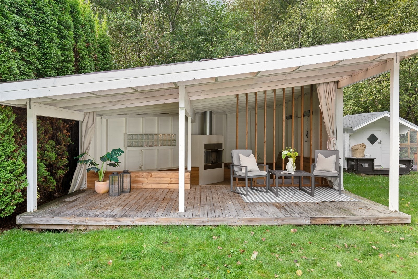 Eigedomen har eit flott uteområde med terrasse og utestove/grillhytte, i tillegg til garasje og romsleg carport med sykkelbod. Galleribilde