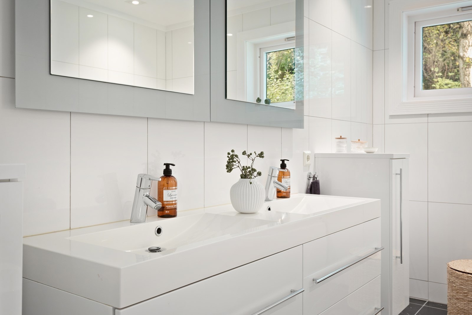 Ifølgje tidlegare prospekt er baderomsinnreiinga frå Linn Bad, medan vegghengt toalett og bidé er frå Villeroy & Boch. Badet har mekanisk avtrekk. Galleribilde