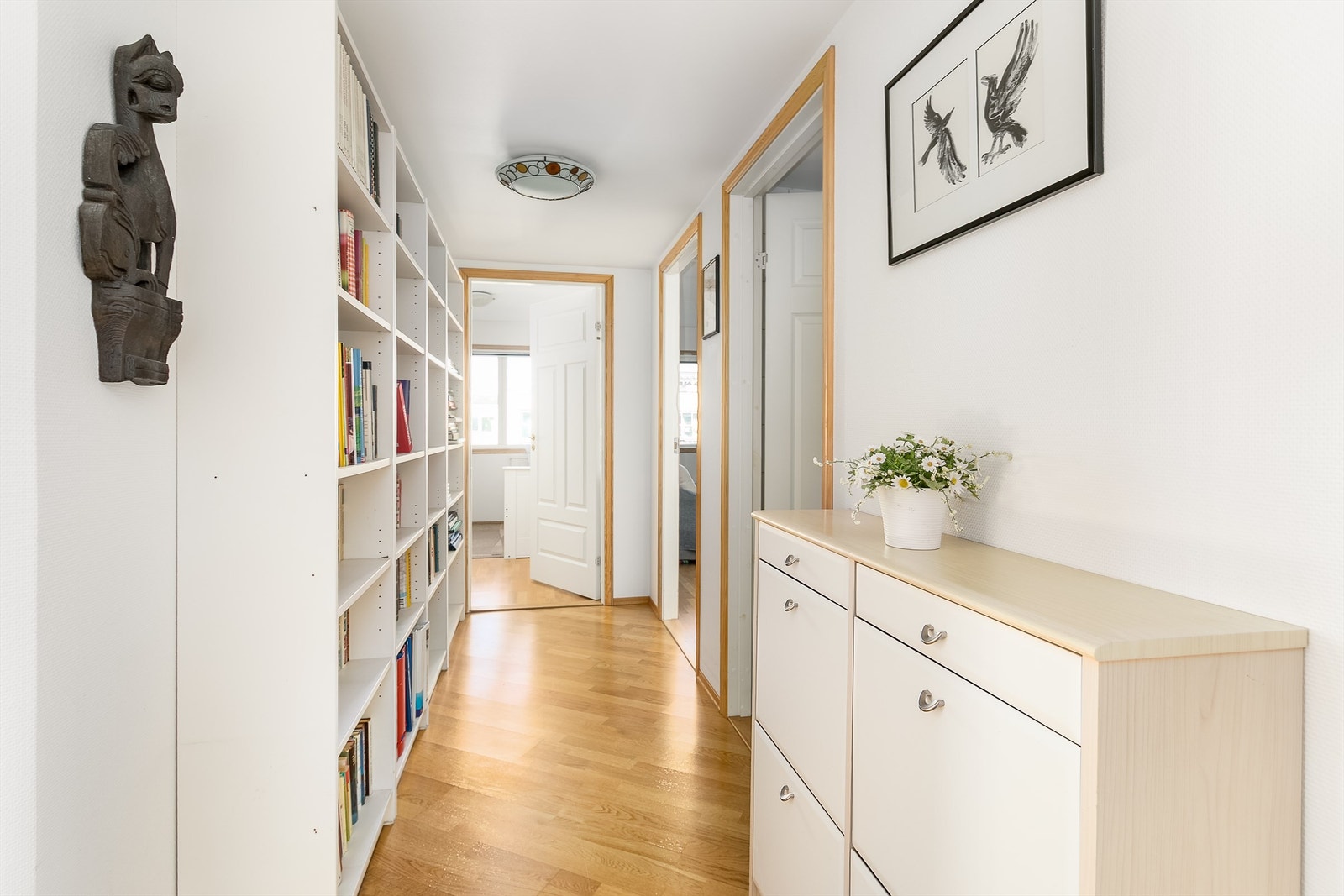 Adkomst til badet og soverommene skjer fra indre del av gangen, tilbaketrukket fra romløsningens sosiale sone. Galleribilde