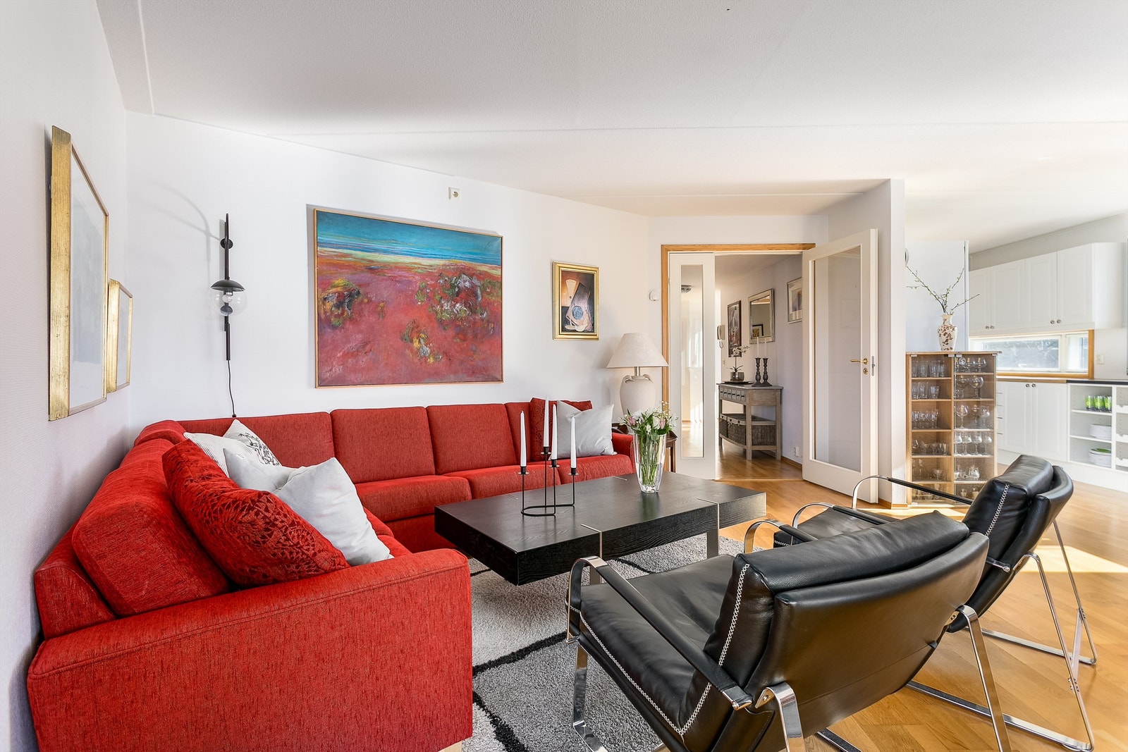 Stuen og kjøkkenet utgjør til sammen en stor sosial sone i leilighetens sydside. Galleribilde