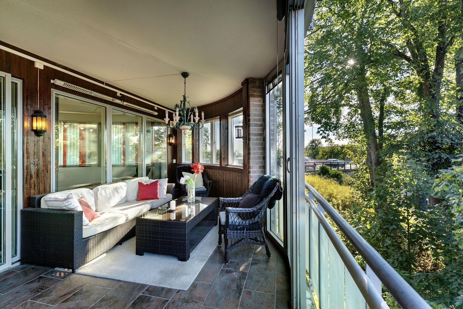 Sommerstid er verandaen eksponert for solens gang allerede fra tidlig på dagen og frem til sen kveld. Galleribilde