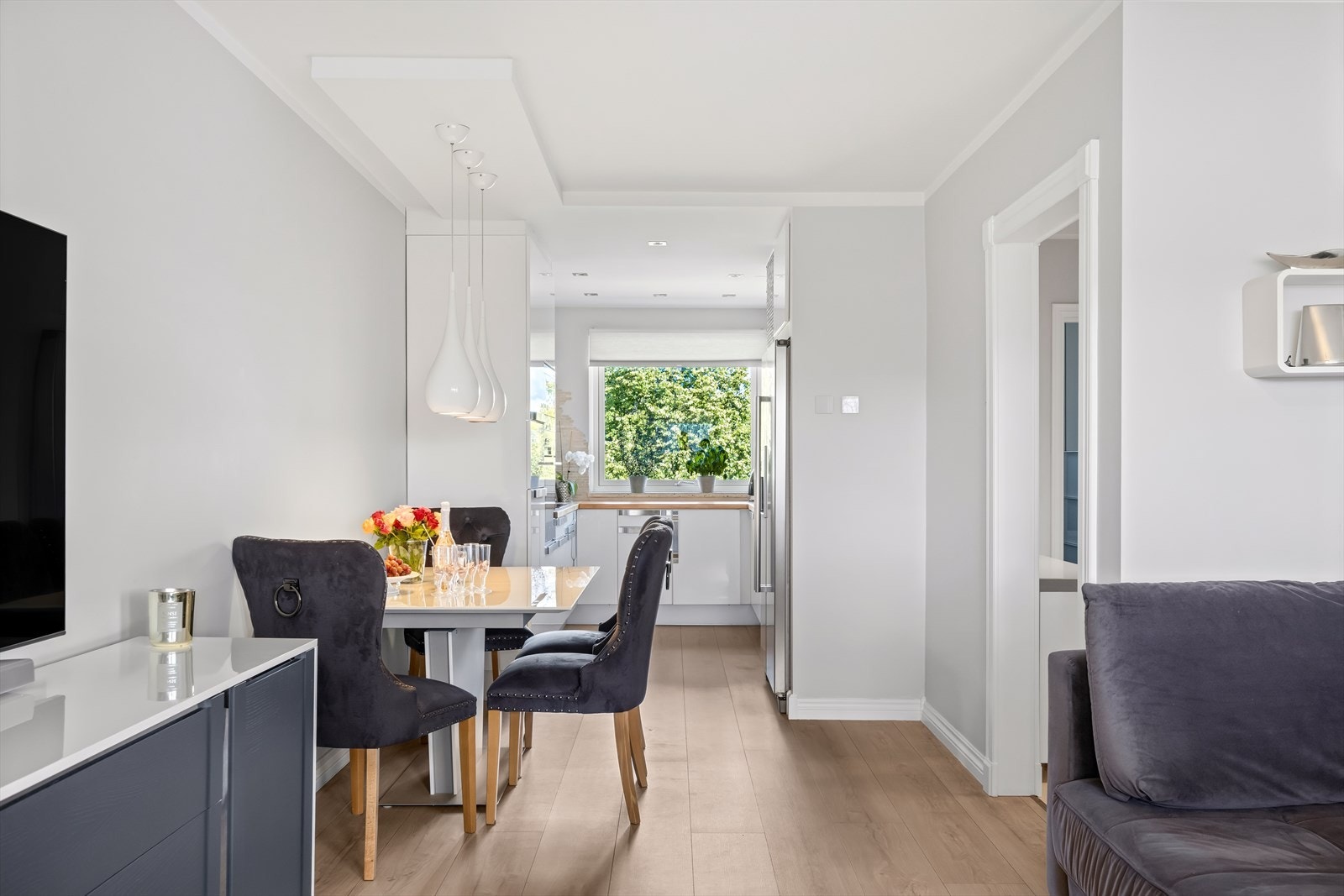 I overgangen mot kjøkkenet er det plass til en hyggelig spisegruppe hvor venner og familie kan samles for et hyggeligere måltid! Galleribilde