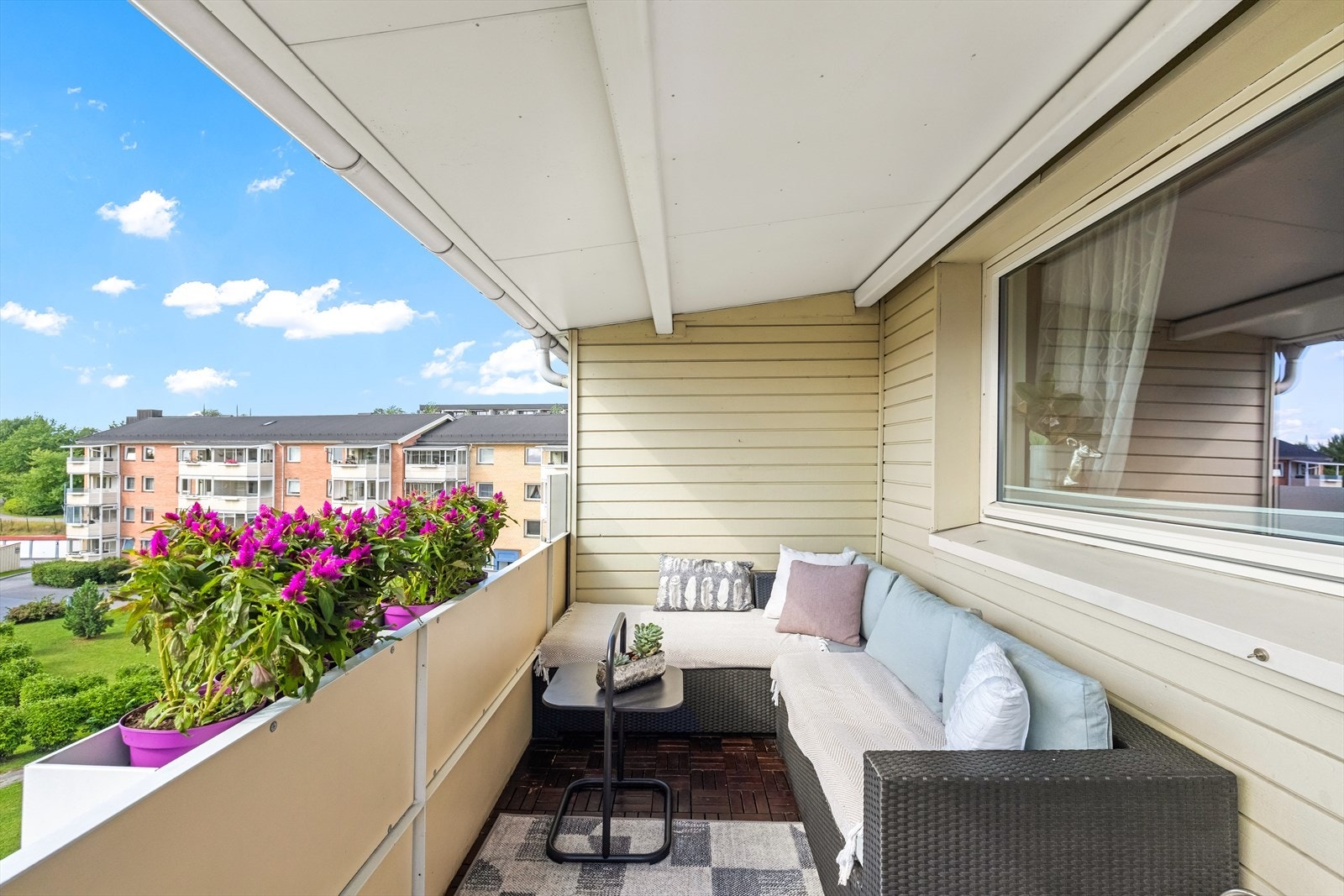 Fra stuen er det direkte utgang til den overbygde balkongen på ca. 7 m². Galleribilde