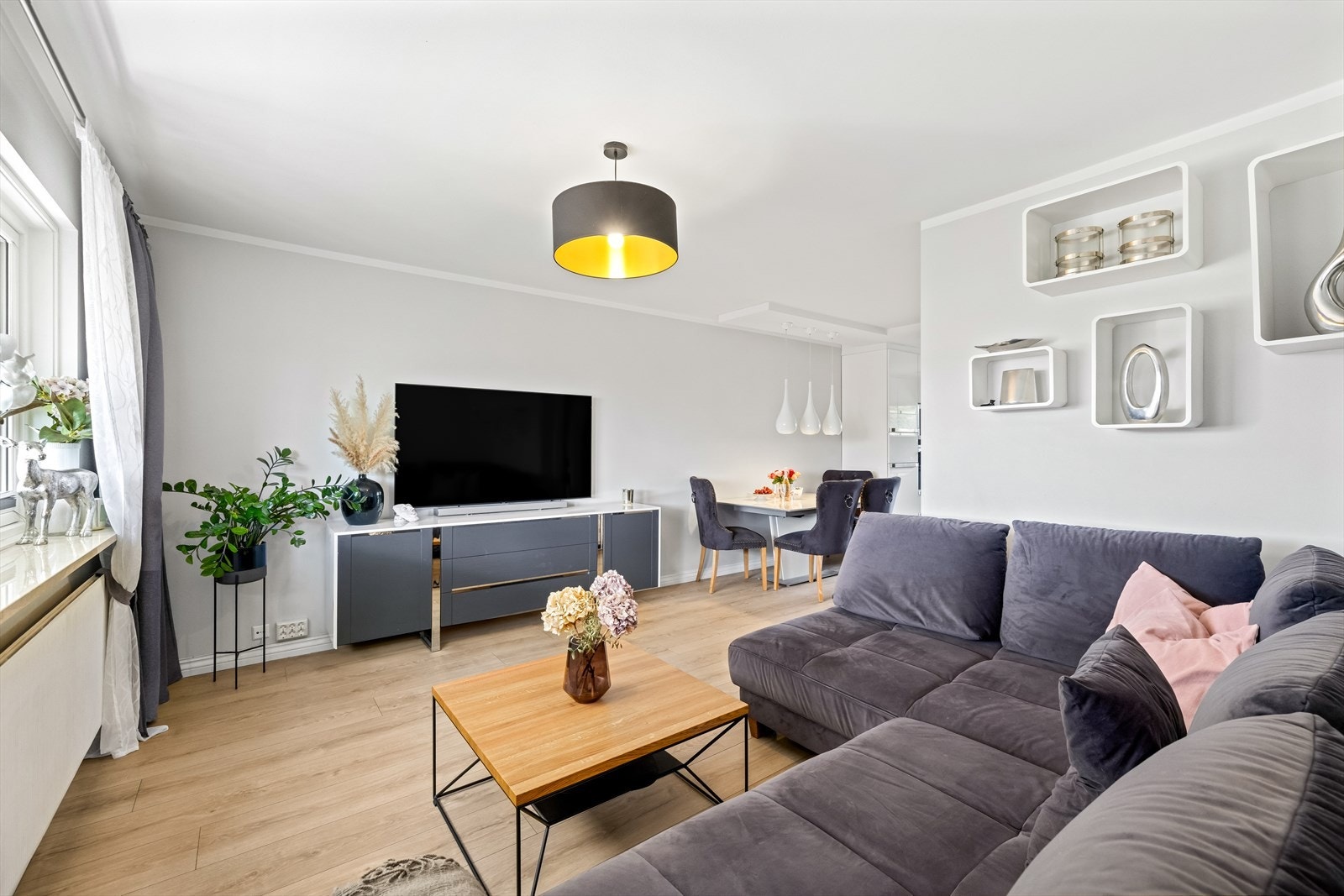 Leiligheten har en lys og innbydende stue med en god og fleksibel planløsning. Galleribilde