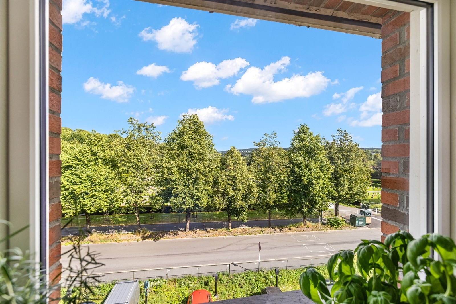 Rikelig med dagslys strømmer inn gjennom det store vinduet, mens du nyter utsikten over omgivelsene fra kjøkkenbenken. Galleribilde