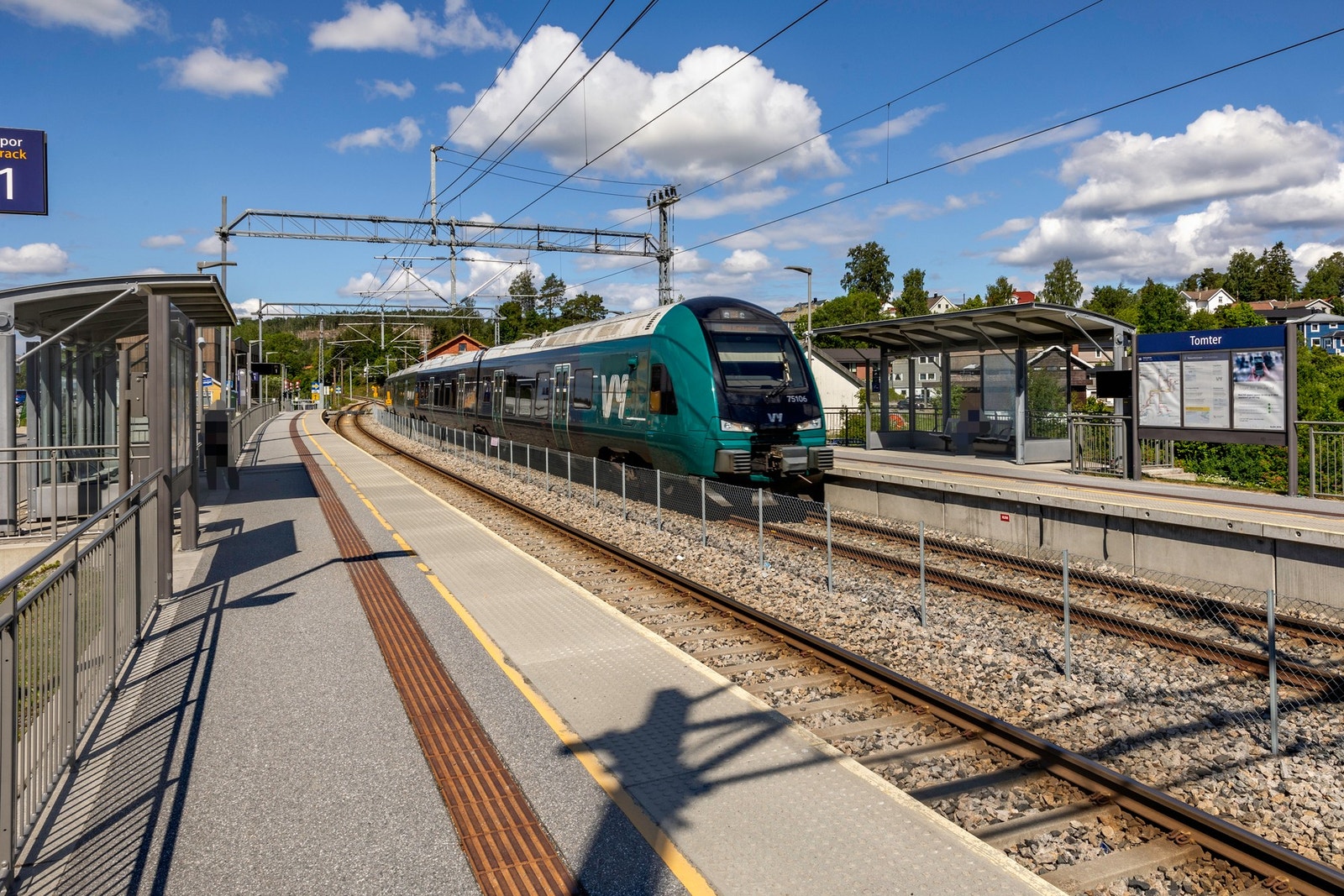Det er kun ca. 750 meter å gå til Tomter stasjon, 650 meter til Brannstasjonen bussholdeplass. Galleribilde