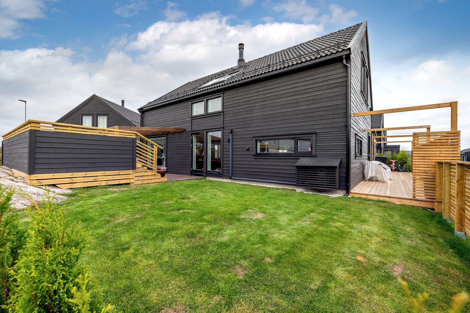 Boligen har en stor terrasse ca. 90 kvm med god plass til spisebord, loungegruppe og grill. Terrassen er perfekt for solrike dager og hyggelige stunder med familie og venner. Galleribilde