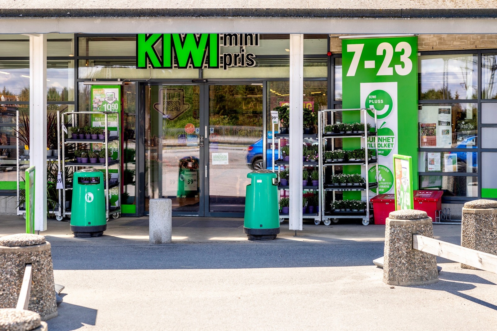 Den daglige handelen kan gjøres på Kiwi Tomter, som ligger praktisk til rett ved Tomter stasjon. Galleribilde
