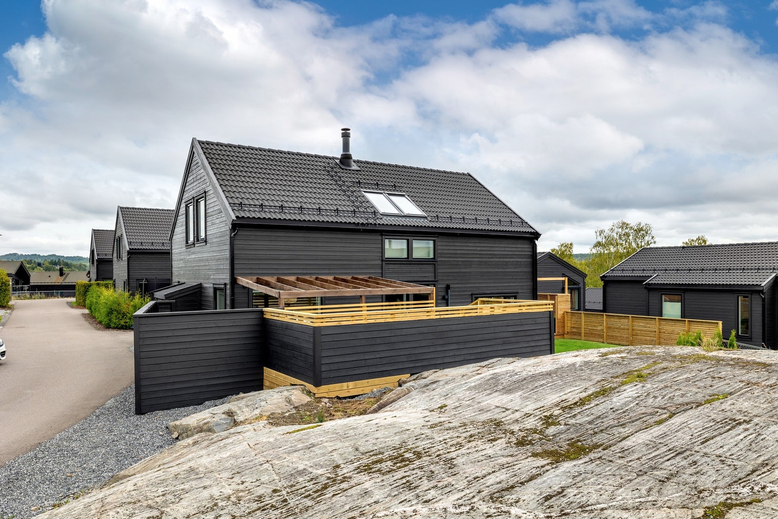 Hagen gir gode muligheter for lek og aktiviteter, med god plass til blant annet trampoline, fotballmål og lekestativ. I tillegg er det en felles lekeplass rett ved til glede for de minste. Galleribilde