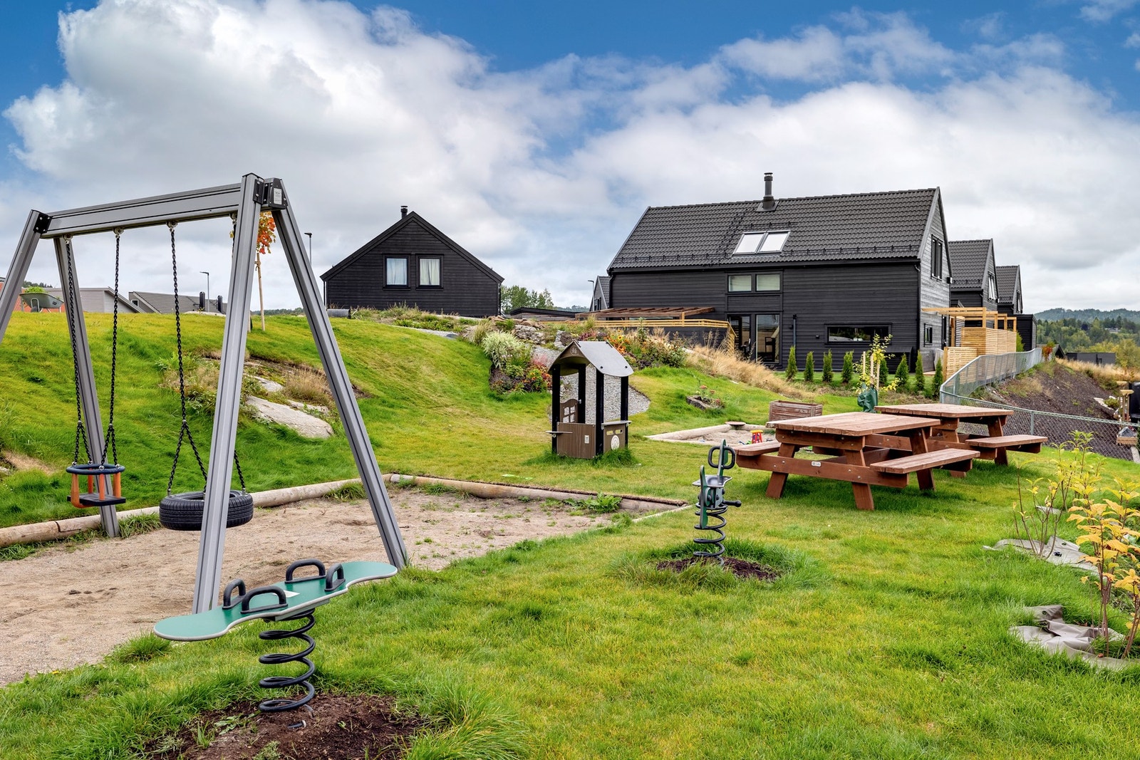 Sameiet har felles lekeplass rett ved til glede for de minste. Galleribilde