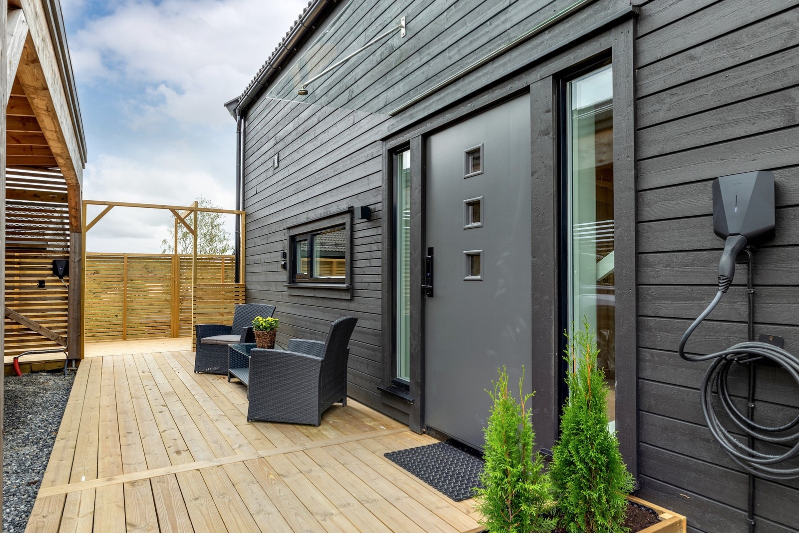 Boligen har en stor terrasse ca. 90 kvm med god plass til spisebord, loungegruppe og grill. Galleribilde
