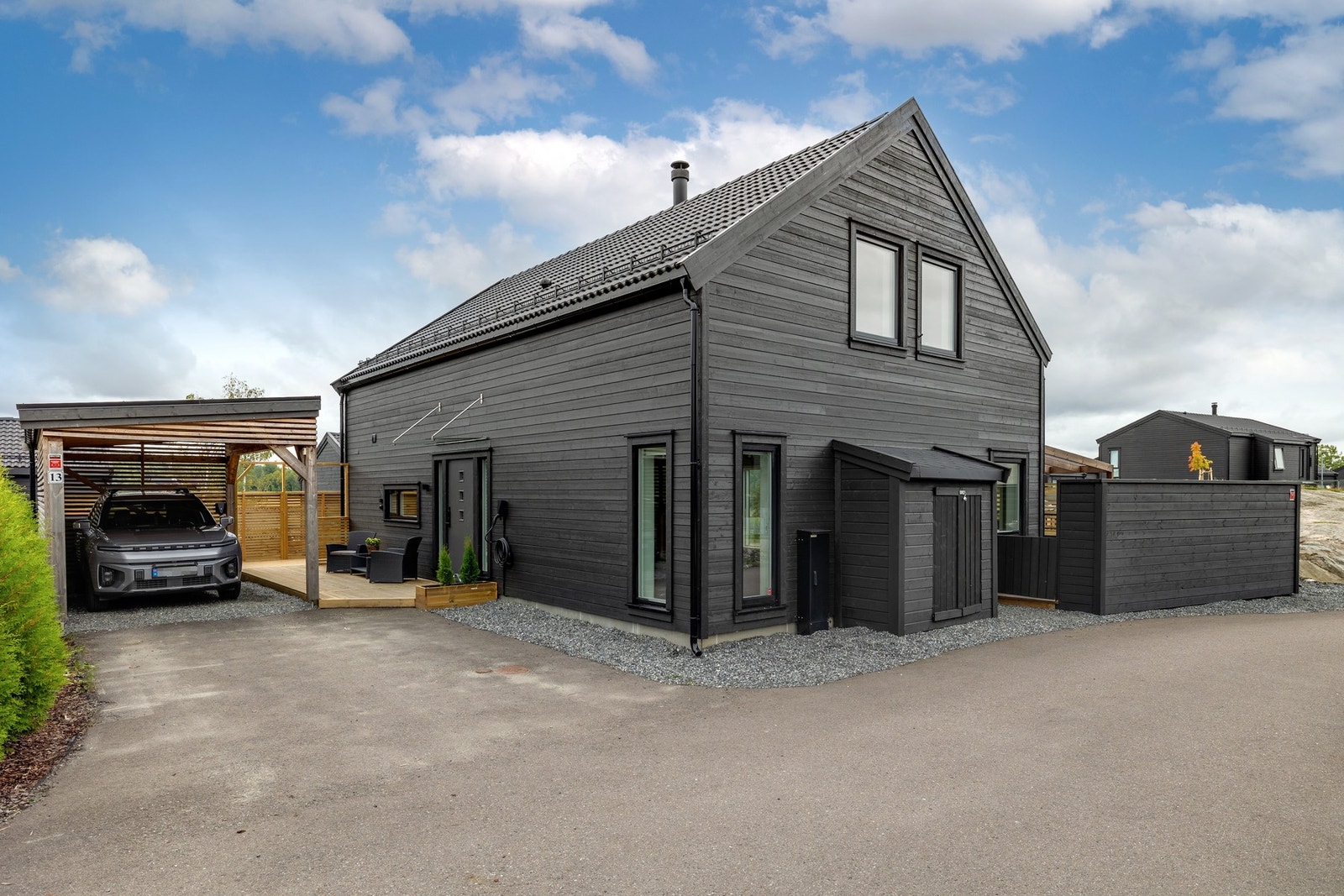 Gode parkeringsmuligheter i carport eller på egen gårdsplass. Elbilader til en bil medfølger (klargjort for to ladebokser). Galleribilde