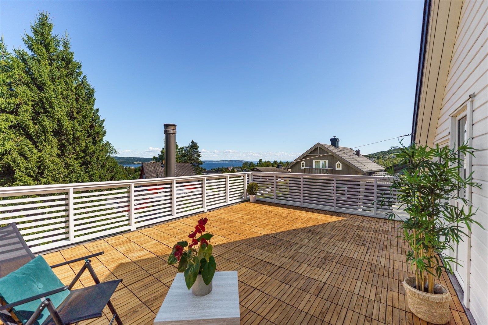 Utenfor soverommet er det en romslig takterrasse med fantastisk utsikt! Galleribilde