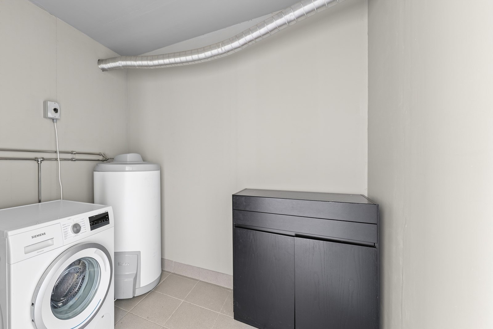 Praktisk vaskerom og bodplass innenfor badet. Galleribilde