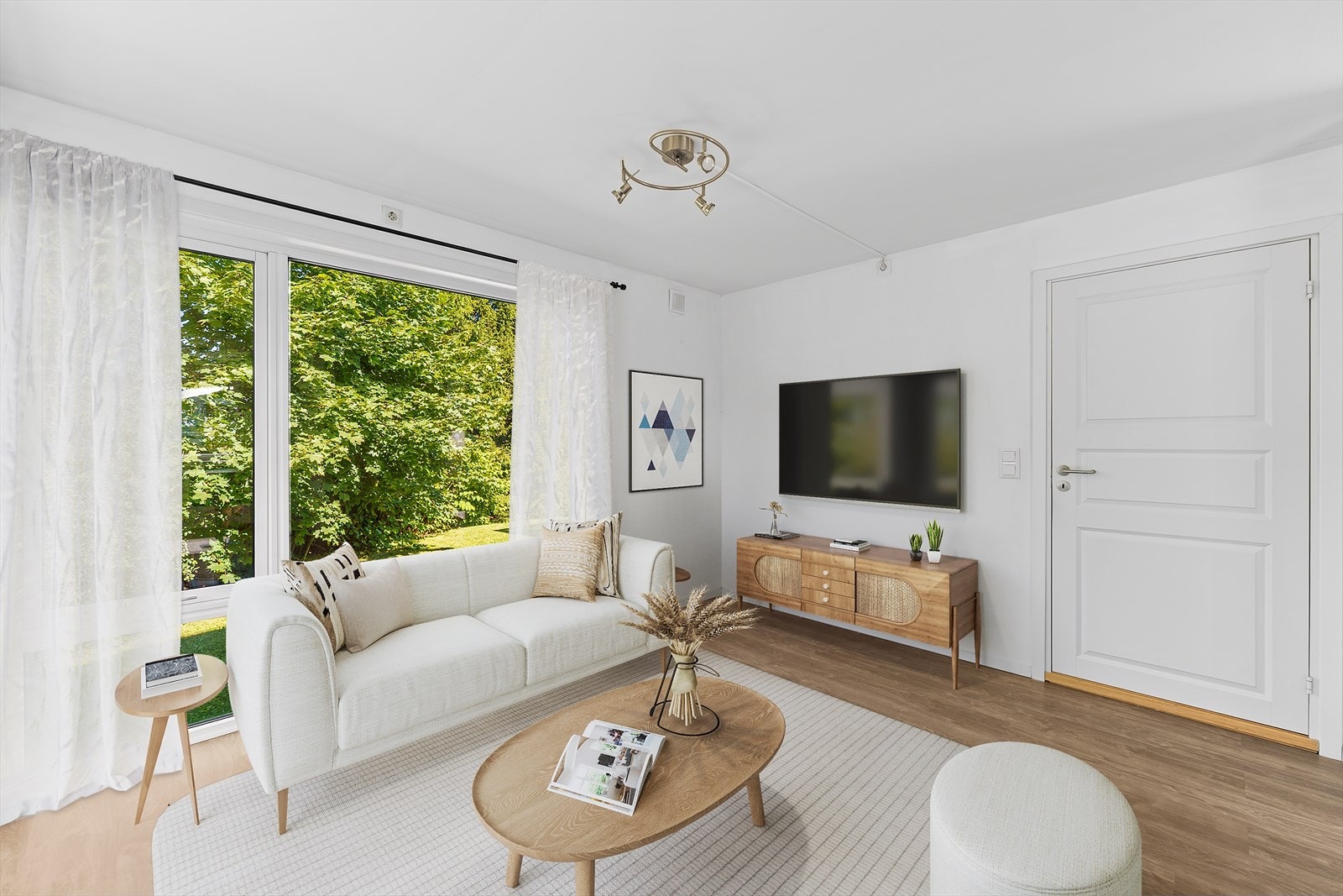 Det er gjennomgående lyse overflater og rikelig med naturlig lys inn i leiligheten. Galleribilde