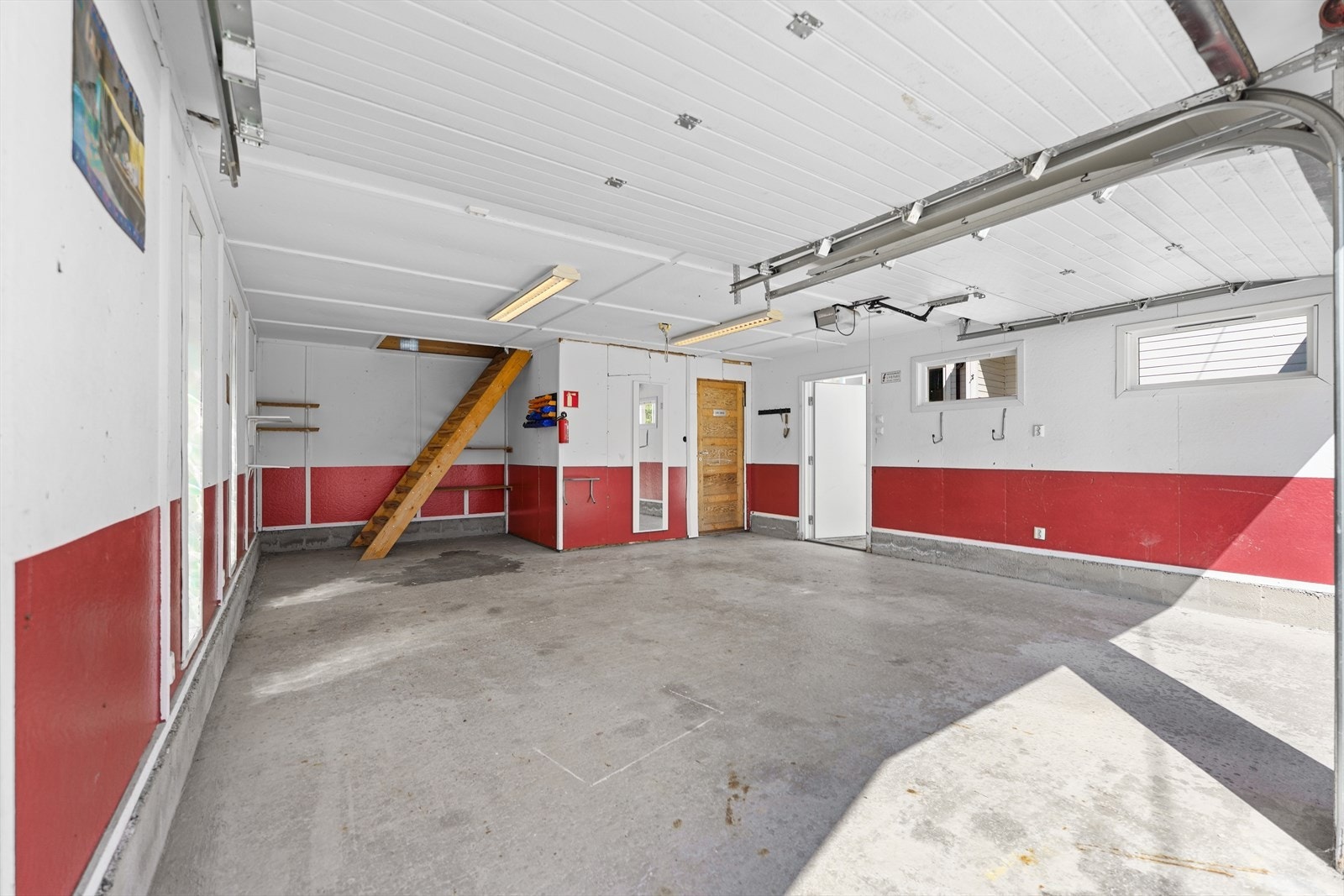 Dobbelgarasje med god plass til to biler, lagring i loft og bod. Galleribilde