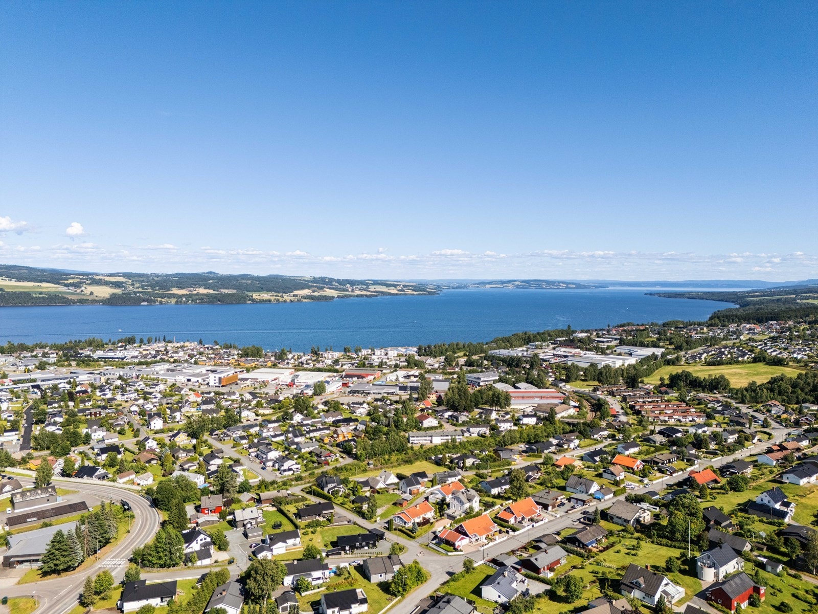 Boligen ligger familievennlig og sentralt plassert i Gjøvik med kort avstand til det meste! Galleribilde