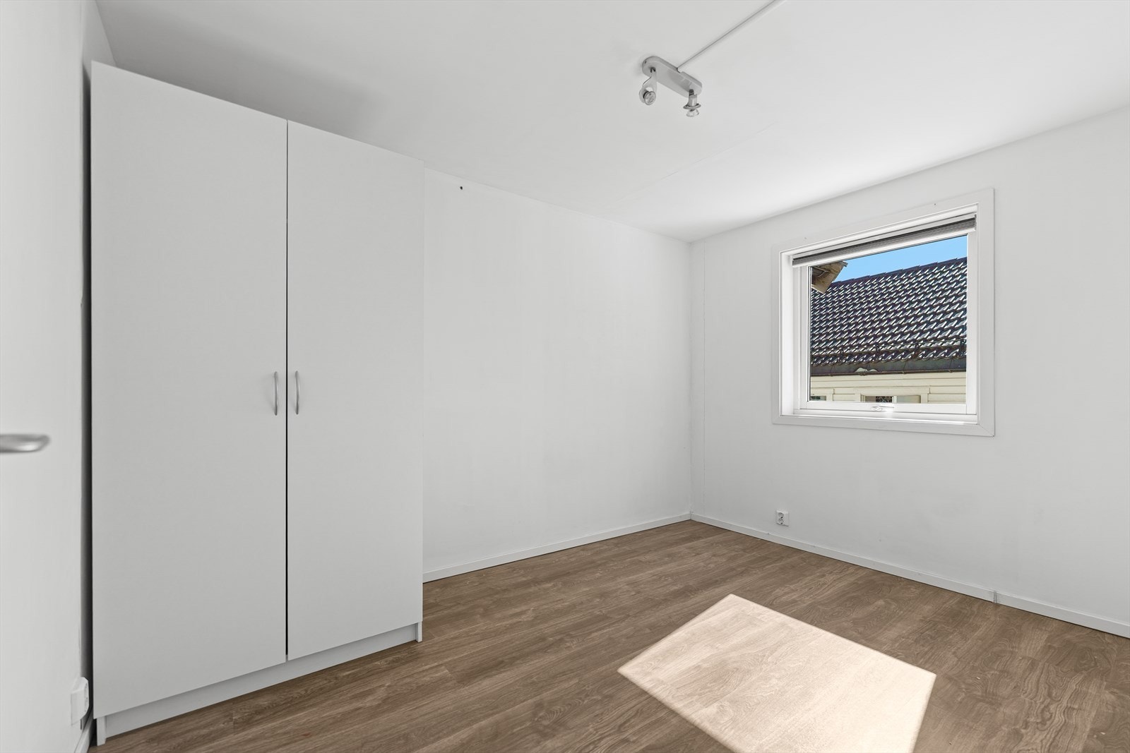 Romslig soverom med plass til dobbeltseng og tilhørende møblement. Galleribilde
