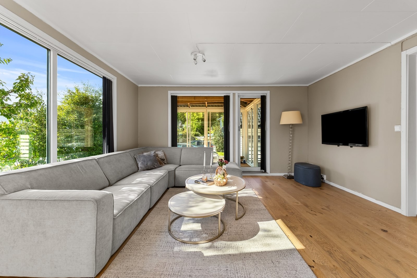 Fra sofaområdet er det utgang til innglasset veranda. Galleribilde