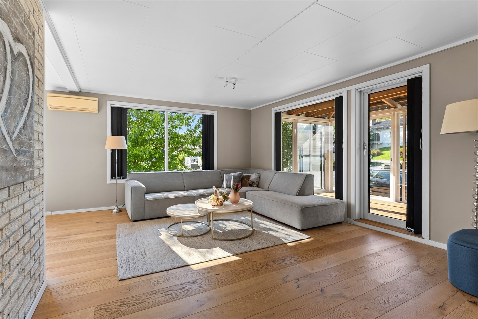 Sofaområde med naturlig tv-vegg. Galleribilde