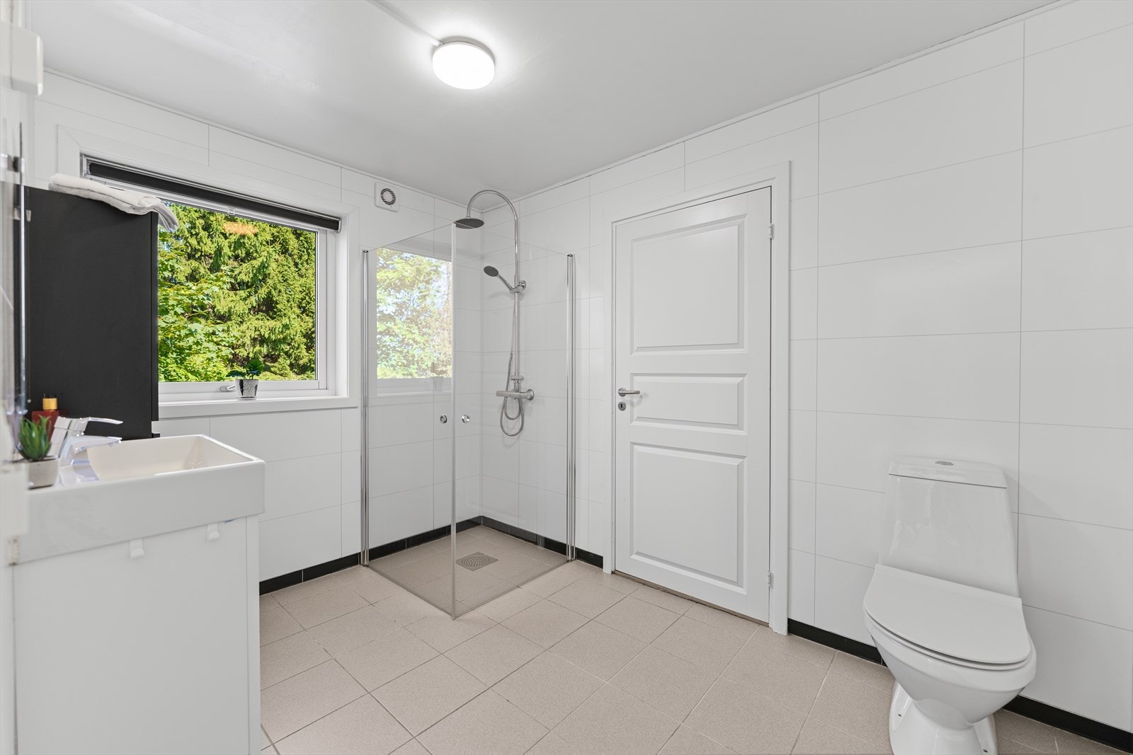 Bad fra 2018 med samme materialvalg som hovedbadet. Galleribilde