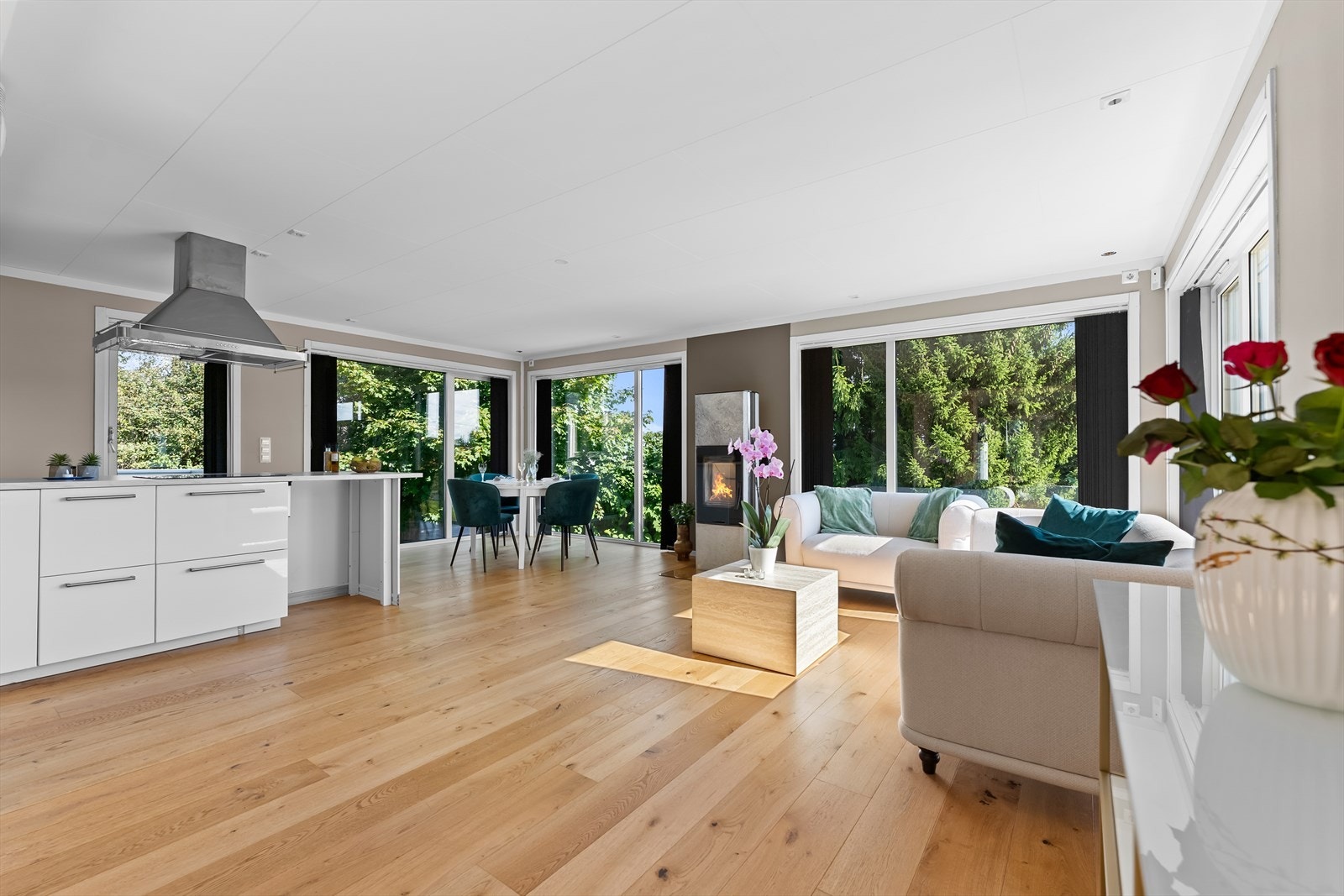 Selve hjertet i huset er avdelingen med kjøkken, spisestue og to sofaområder. Galleribilde