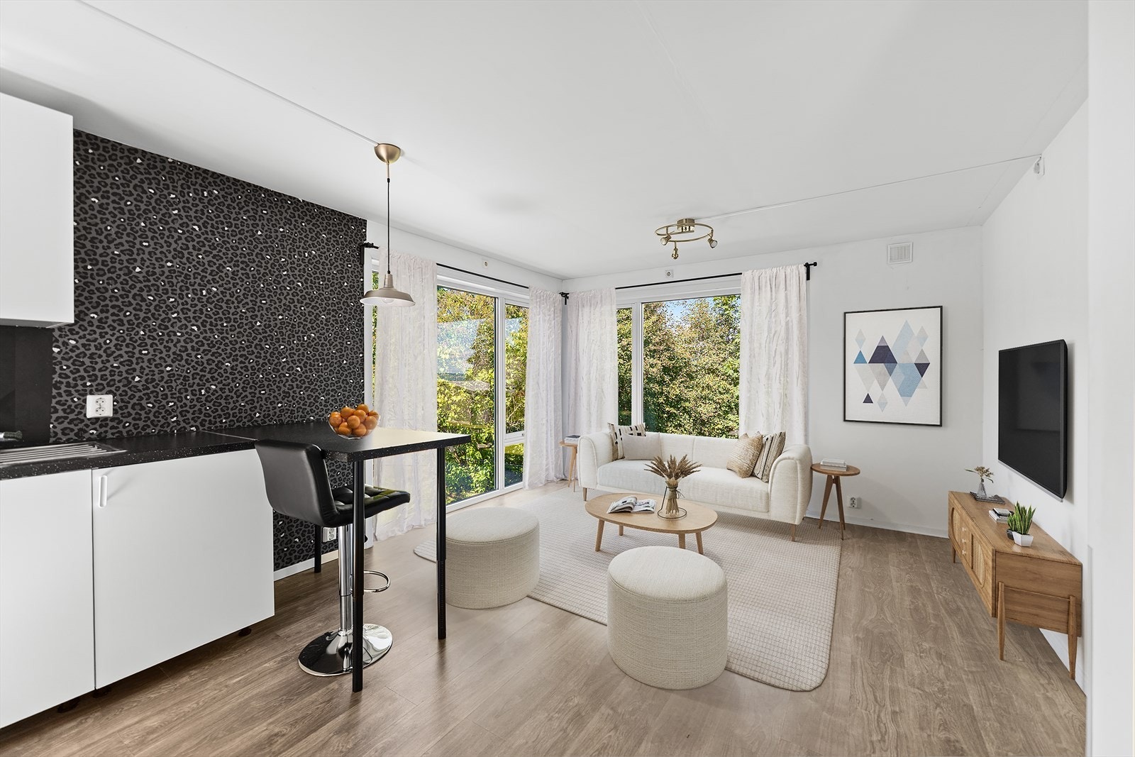 Leiligheten består av stue og kjøkken i åpen løsning, bad, vaskerom og soverom. Galleribilde