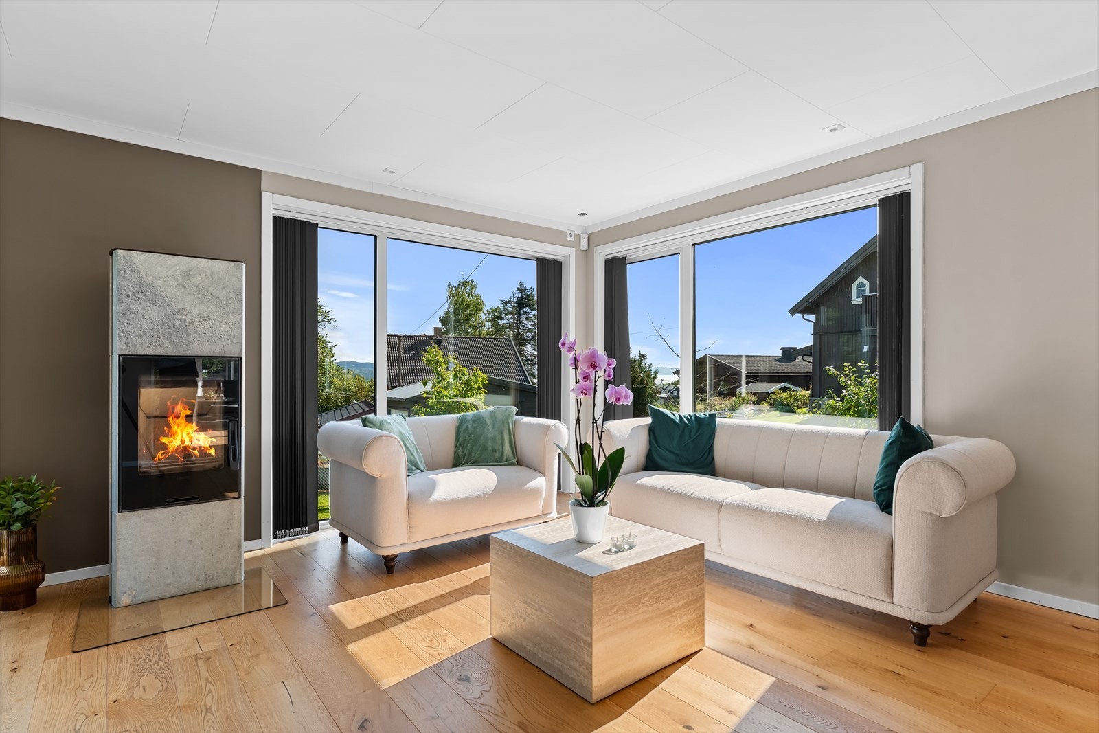 Detalj - Sofaområde og Mjøsa gjennom vinduet. Galleribilde