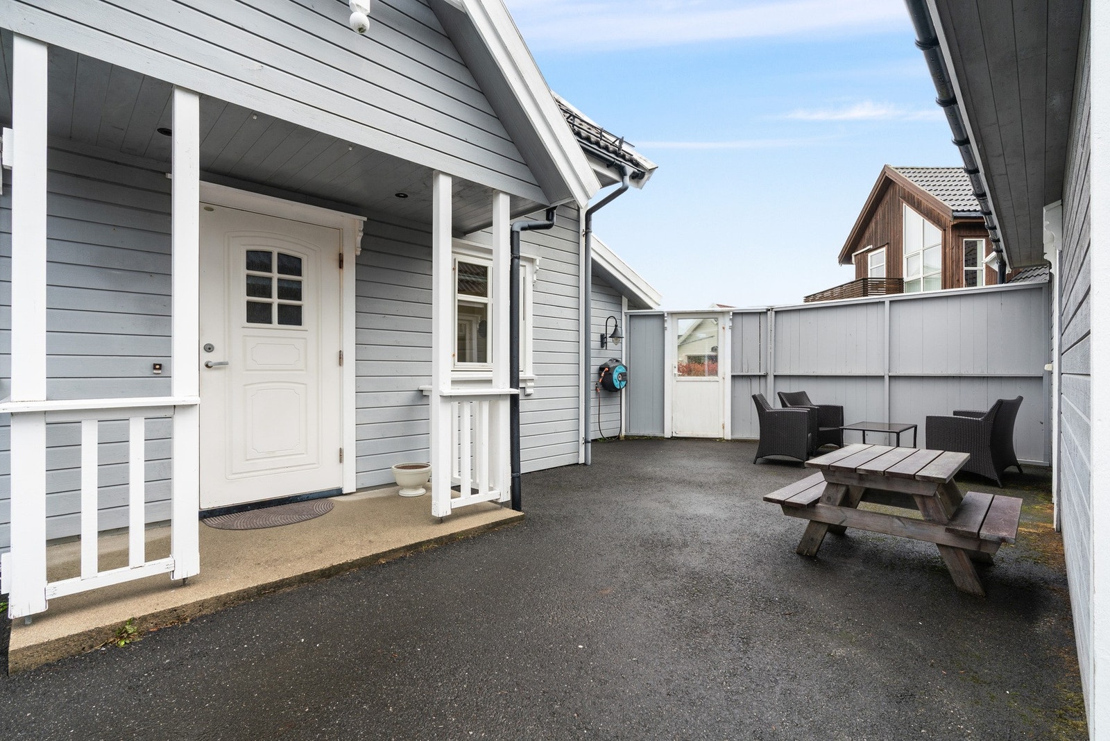 Gårdsplass med inngangsparti og god plass til parkering Galleribilde