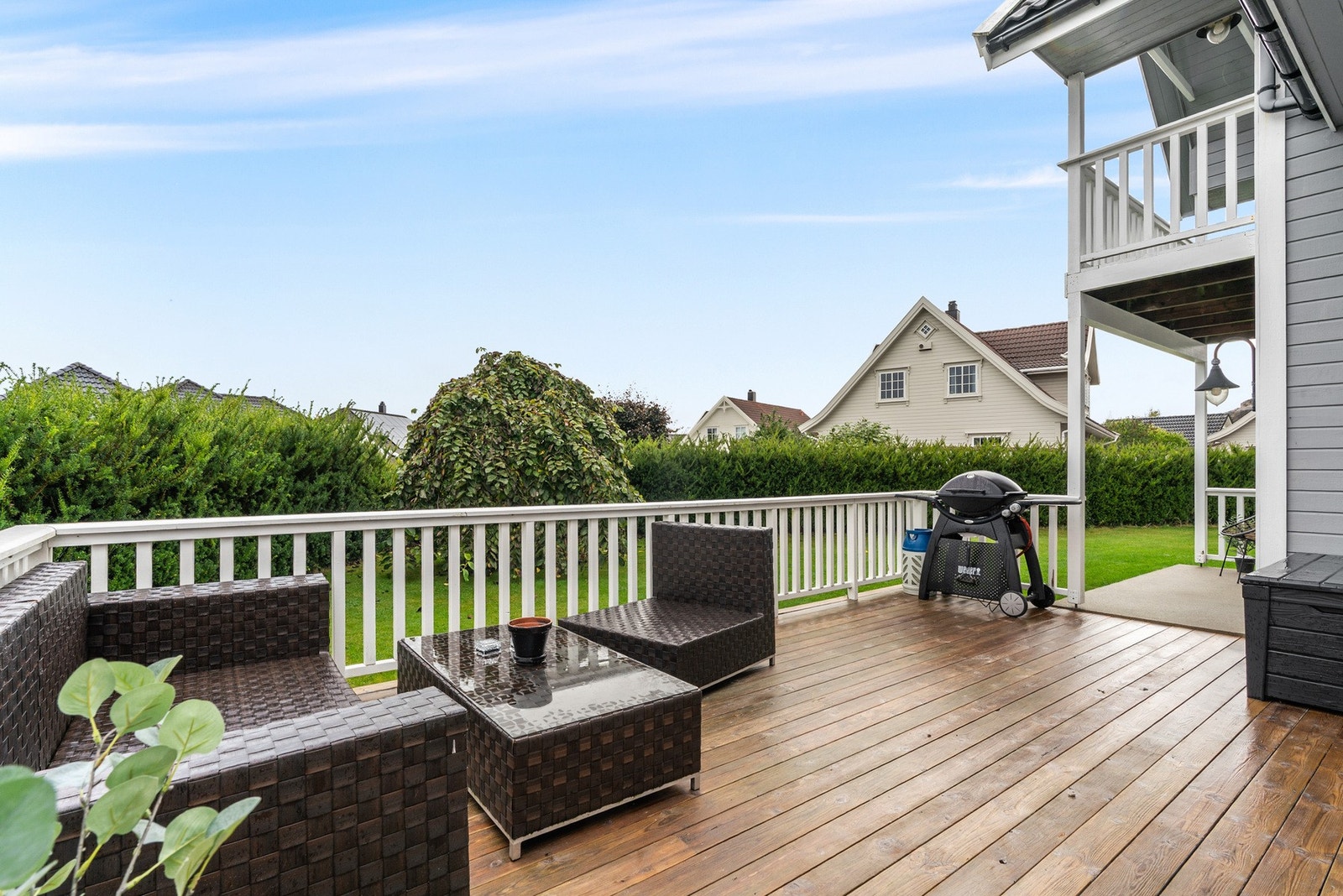 Stor terrasse med god plass til både spisegruppe og grill Galleribilde