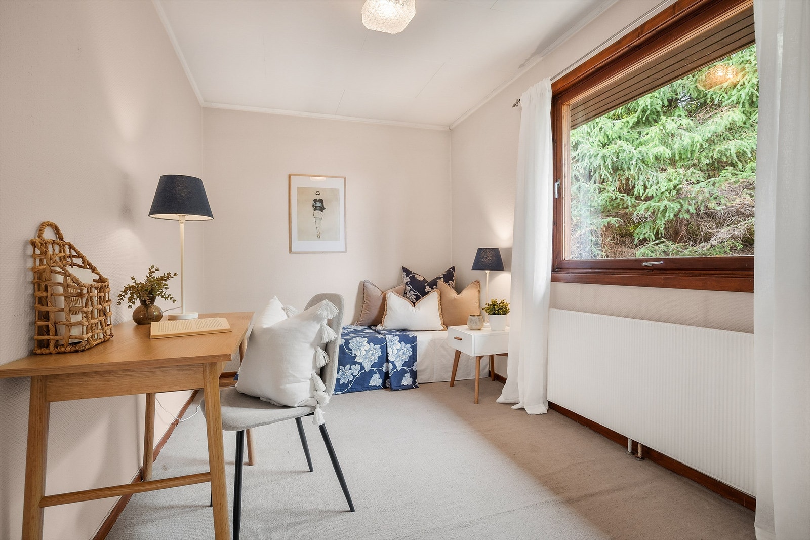 Soverom 2 er romslig og har god plass til seng og skrivebord. Galleribilde