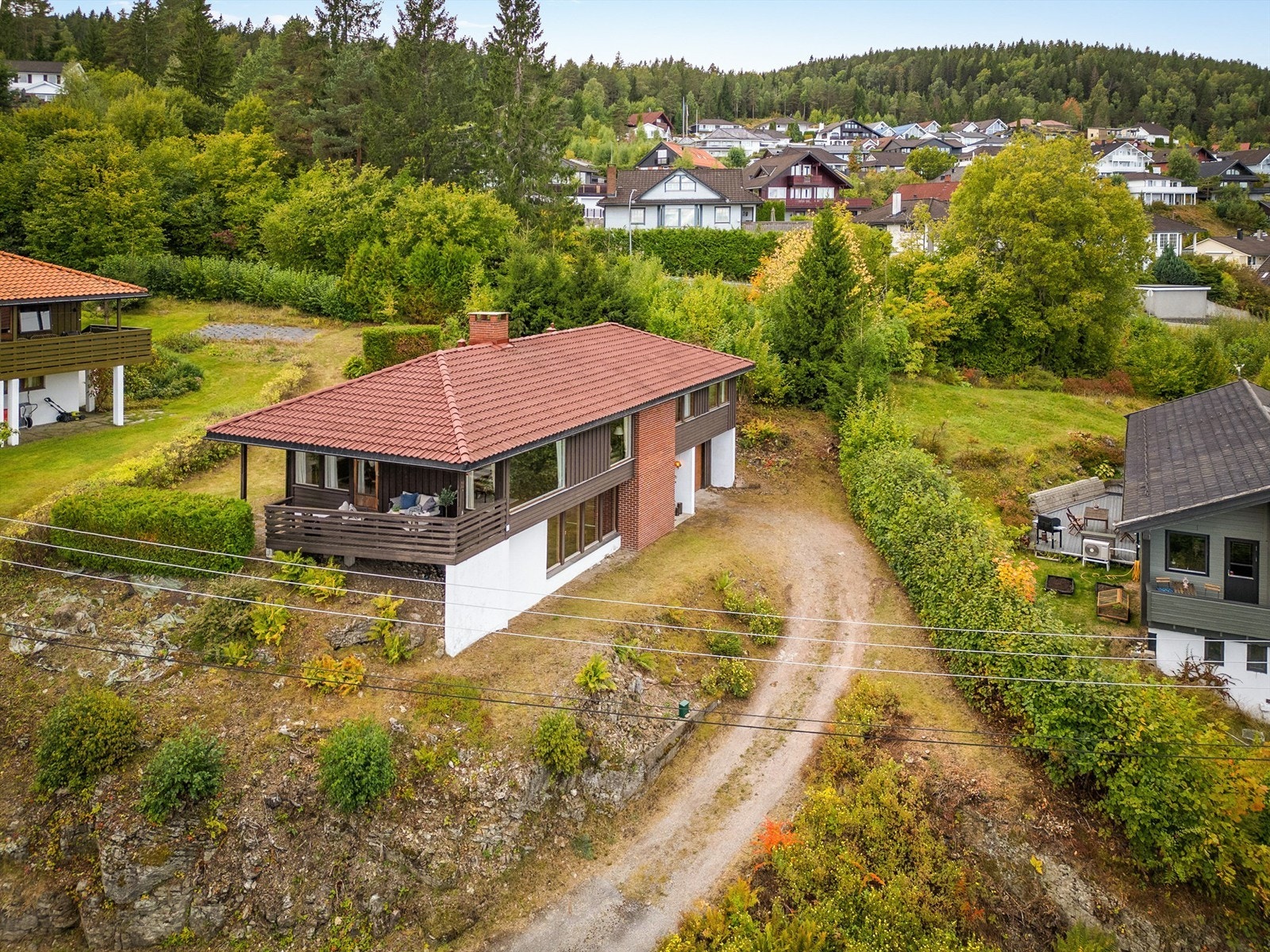 Boligen har radiatorer, tilknyttet bergvarme. Peisinnsats i stue (1. etasje). Åpen peis i stue (underetasje). Galleribilde