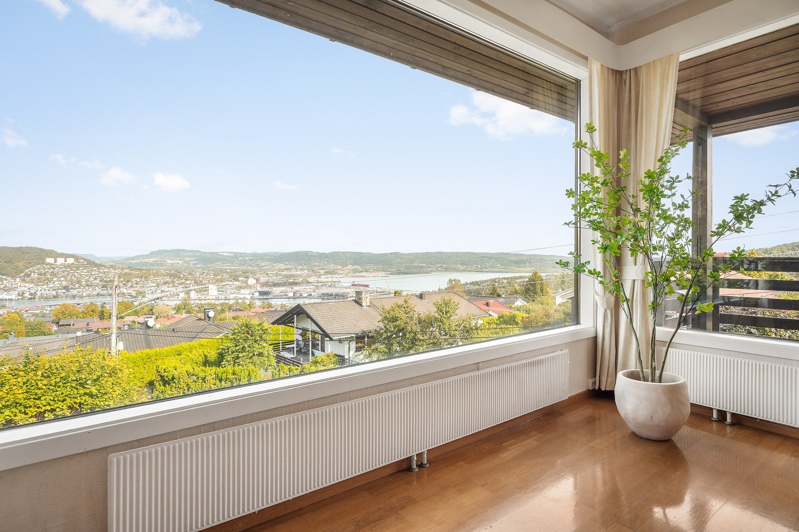 Fra stuevinduet er det god utsikt. Galleribilde