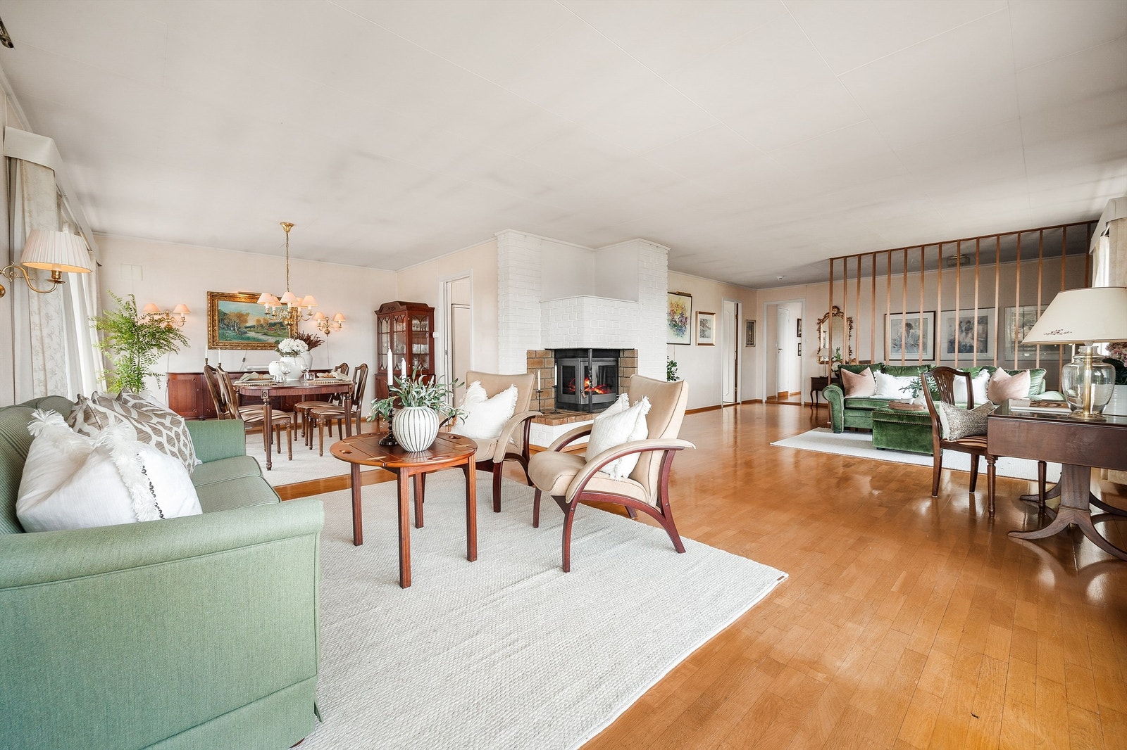 Romslig vinkelstue med god plass til flere sosiale soner. Galleribilde
