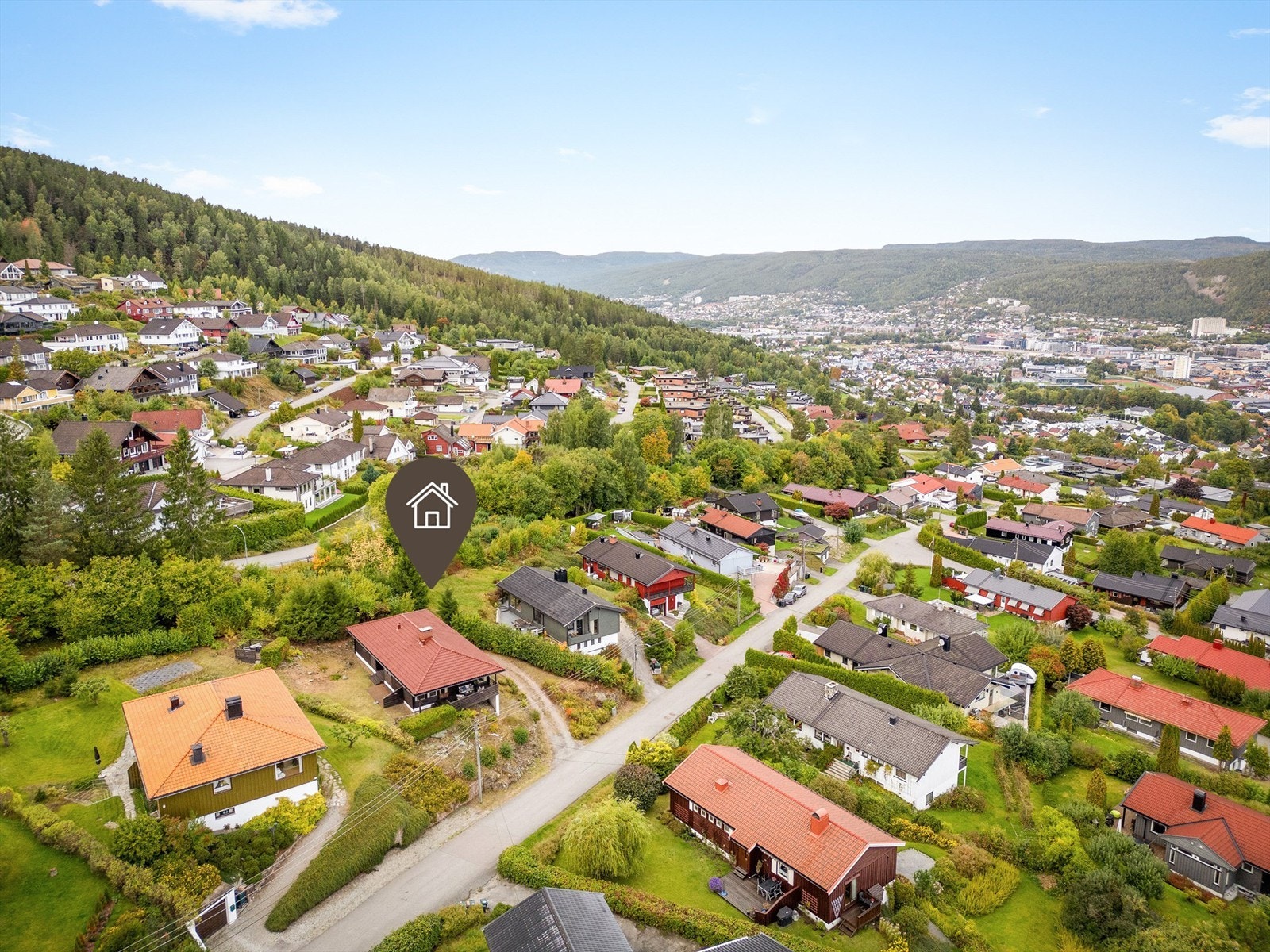 Eiendommen har en attraktiv beliggenhet i et veletablert og rolig boligstrøk. Galleribilde