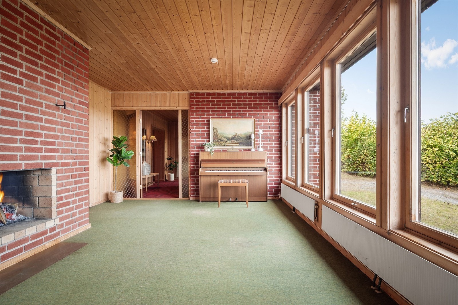 Den ekstra stuen har en åpen peis. Galleribilde