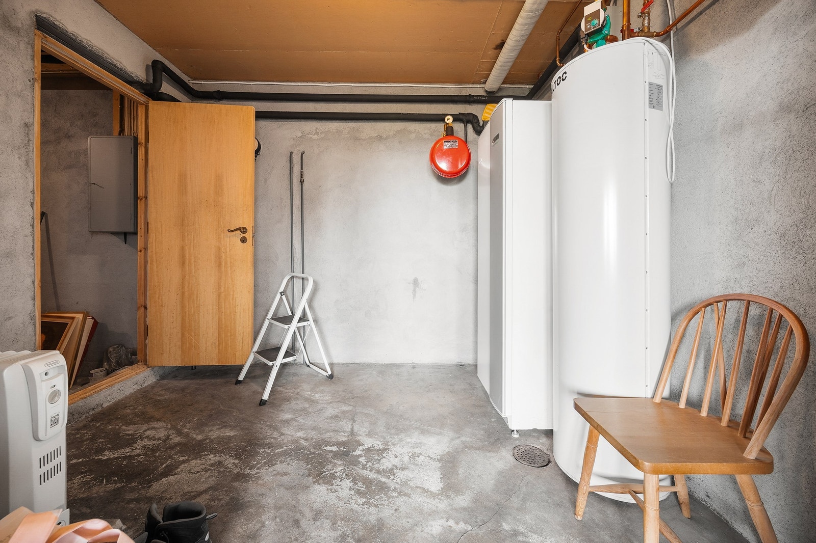 Teknisk rom med varmtvannsbereder og bergvarmepumpe. Galleribilde