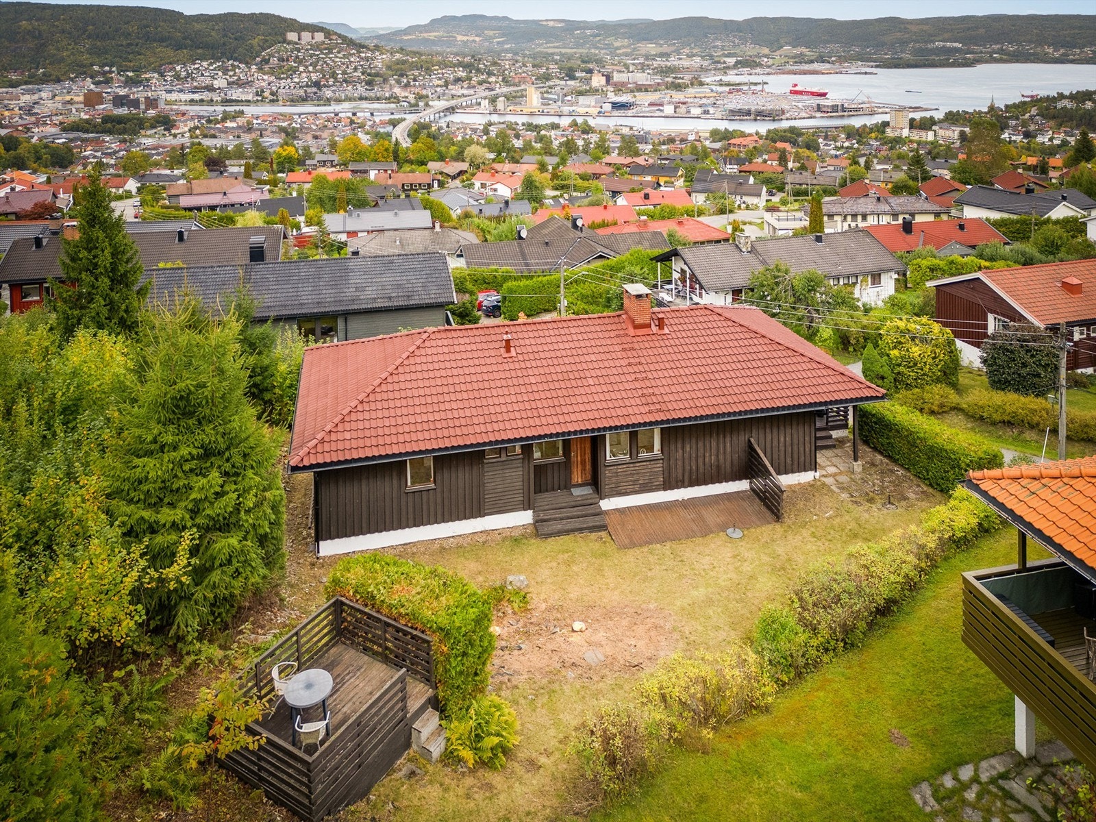 Tomten er opparbeidet med gressplen, hekk, trær, prydbusker og diverse beplantninger. Galleribilde