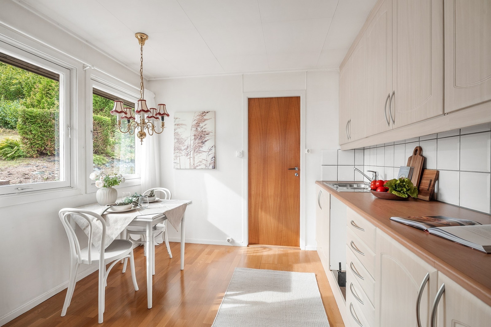 Det er plass til et kjøkkenbord, hvor man kan nyte både frokost og middag. Galleribilde