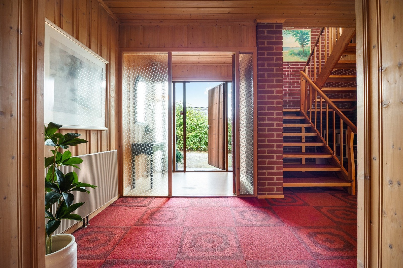 Entréen leder inn til gangen hvor trappen fører opp til annen etasje. Galleribilde