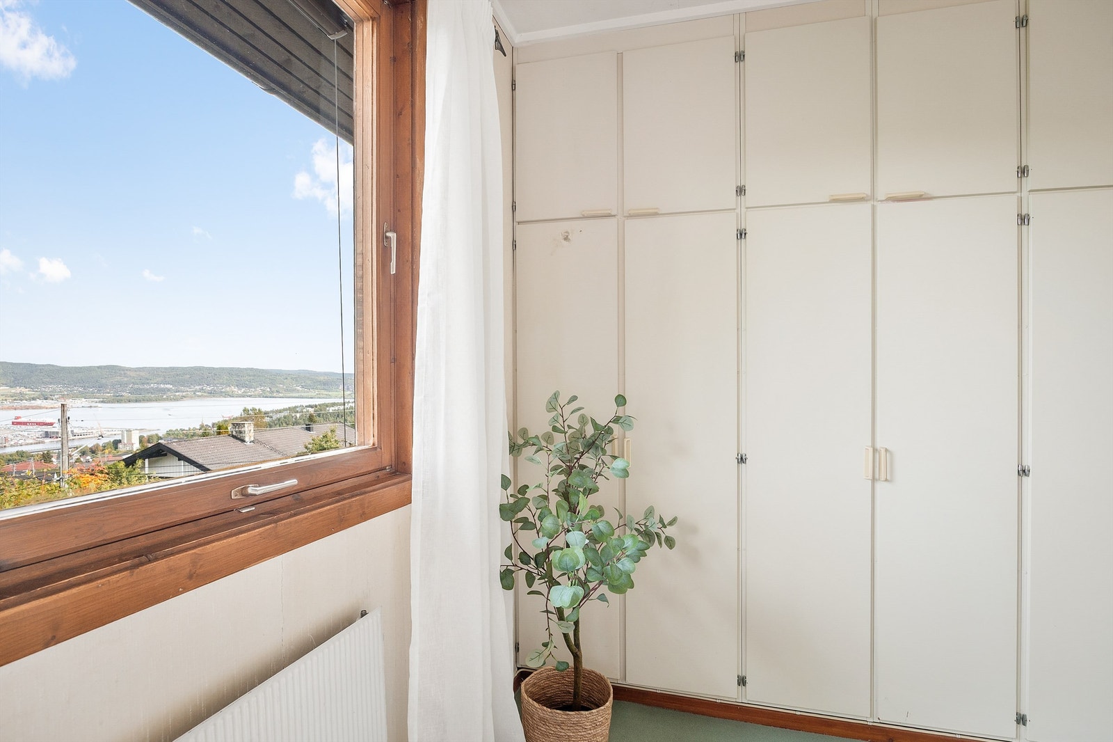 Det er godt med oppbevaringsplass i de plassbygde skapene og en pen utsikt mot Drammensfjorden. Galleribilde
