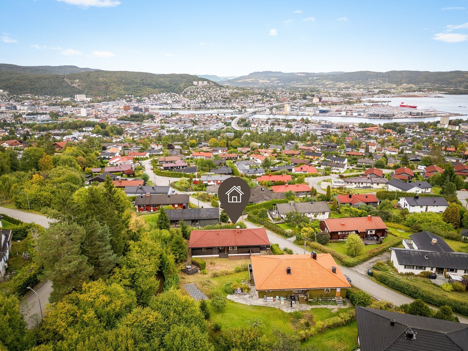 Fin utsikt over Drammen by, Drammensfjorden og Lier dalene. Det er kort gangavstand til flotte tur- og rekreasjonsområder. Galleribilde