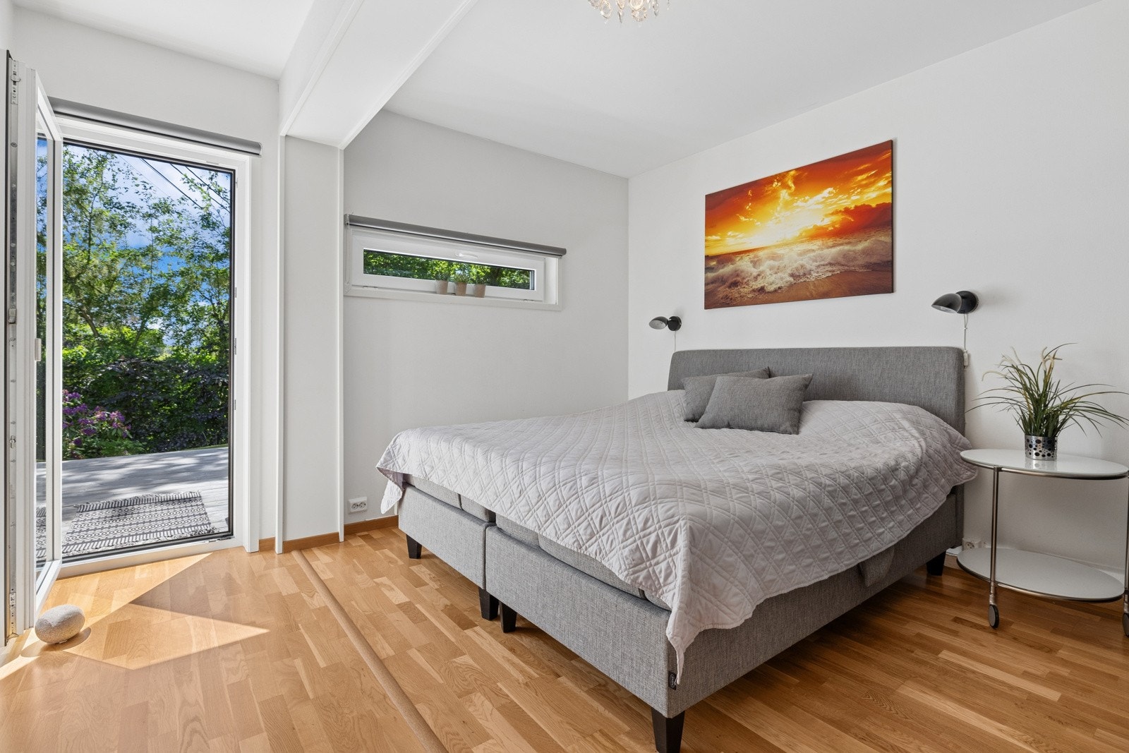 Boligen har 4 soverom - dette med direkte adkomst fra soverom ut til terrassen/hagen Galleribilde