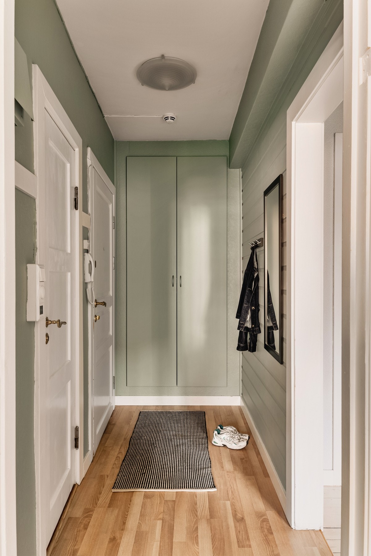 Integrert garderobeskap i entréen. I tillegg disponerer leiligheten en loftsbod med gulvareal på ca. 10 m² og en kjellerbod på ca. 6 m². Galleribilde